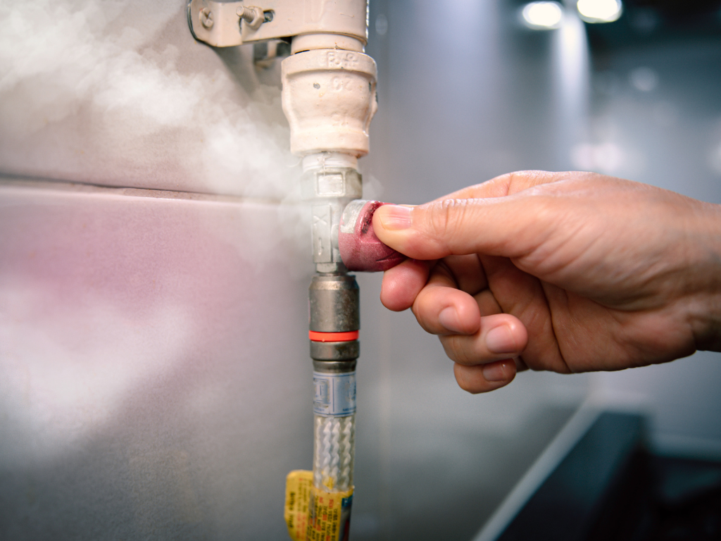 What are the signs of aircon gas leak? 